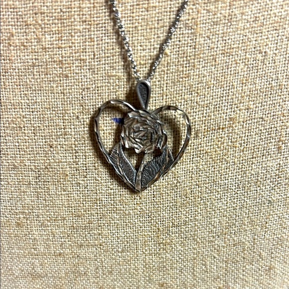 Vintage .925 Sterling Silver Diamond Cut Rose Open In Heart Pendant Necklace - Picture 1 of 3